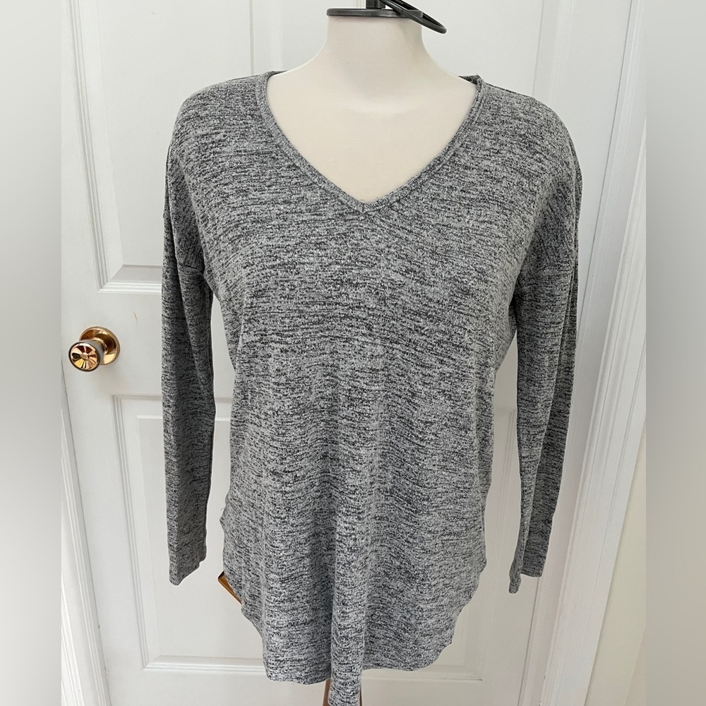 Be Cool long sleeve V-neck casual ladies top size small